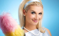 他趴在她两腿之间疯狂的吻她